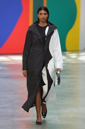 PFW - Akris Runway A model walks the runway during the Akris Womenswear Spring Summer 2026 show as part of Paris Fashion Week on October 05, 2025 in Paris, France. Photo by Alain-Gil Gonzalez ABACAPRESS.COM Paris France  Copyright: xGonzalezxAlain-Gil ABACAx