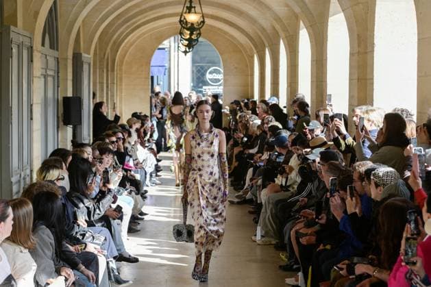 PFW - Shuting Qiu Runway A model walks the runway during the Shuting Qiu Womenswear Spring Summer 2026 show as part of Paris Fashion Week on October 5, 2025 in Paris, France. Photo by Jana Call me J ABACAPRESS.COM Paris Ile de France France  Copyright: xJanaxCallxmexJ ABACAx