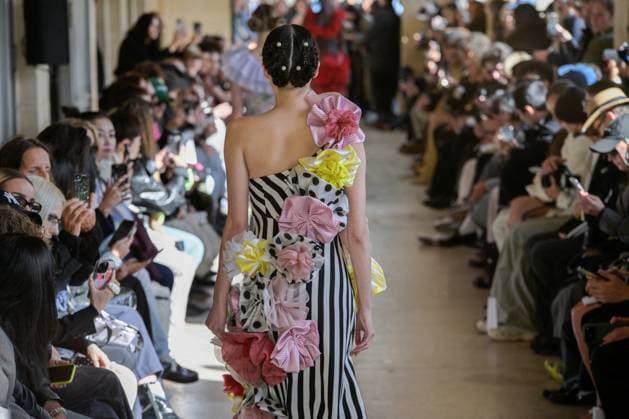 PFW - Shuting Qiu Runway A model walks the runway during the Shuting Qiu Womenswear Spring Summer 2026 show as part of Paris Fashion Week on October 5, 2025 in Paris, France. Photo by Jana Call me J ABACAPRESS.COM Paris Ile de France France  Copyright: xJanaxCallxmexJ ABACAx