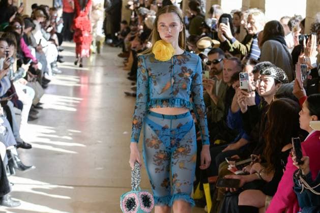 PFW - Shuting Qiu Runway A model walks the runway during the Shuting Qiu Womenswear Spring Summer 2026 show as part of Paris Fashion Week on October 5, 2025 in Paris, France. Photo by Jana Call me J ABACAPRESS.COM Paris Ile de France France  Copyright: xJanaxCallxmexJ ABACAx