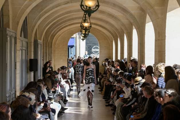 PFW - Shuting Qiu Runway A model walks the runway during the Shuting Qiu Womenswear Spring Summer 2026 show as part of Paris Fashion Week on October 5, 2025 in Paris, France. Photo by Jana Call me J ABACAPRESS.COM Paris Ile de France France  Copyright: xJanaxCallxmexJ ABACAx