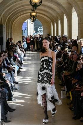 PFW - Shuting Qiu Runway A model walks the runway during the Shuting Qiu Womenswear Spring Summer 2026 show as part of Paris Fashion Week on October 5, 2025 in Paris, France. Photo by Jana Call me J ABACAPRESS.COM Paris Ile de France France  Copyright: xJanaxCallxmexJ ABACAx