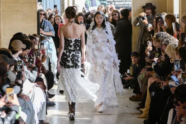 PFW - Shuting Qiu Runway A model walks the runway during the Shuting Qiu Womenswear Spring Summer 2026 show as part of Paris Fashion Week on October 5, 2025 in Paris, France. Photo by Jana Call me J ABACAPRESS.COM Paris Ile de France France  Copyright: xJanaxCallxmexJ ABACAx