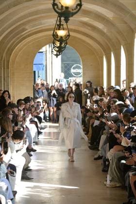 PFW - Shuting Qiu Runway The designer walks the runway during the Shuting Qiu Womenswear Spring Summer 2026 show as part of Paris Fashion Week on October 5, 2025 in Paris, France. Photo by Jana Call me J ABACAPRESS.COM Paris Ile de France France  Copyright: xJanaxCallxmexJ ABACAx