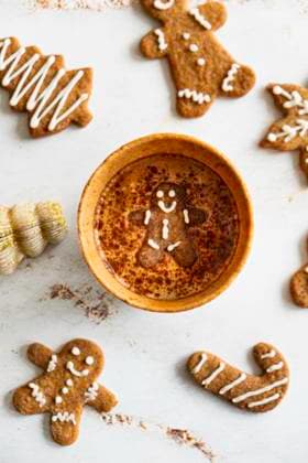 IMAGO Creative, Weihnachten, Food, Backen, Lebkuchen Festive hot chocolate with gingerbread man H?wera, Taranaki Region, New Zealand CR_LVBS251005-1848053-01