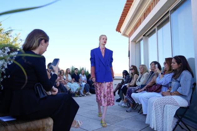 Lisbon Fashion Week in Lisboa, Portugal - 05 Oct 2025 A model walks the runway during Nuno Baltazar fashion show at ModaLisboa Base, Lisbon Fashion Week in Lisboa. Lisbon Portugal Copyright: xBrunoxdexCarvalhox xSOPAxImagesx brunodecarvalho_modalisboabase-3622