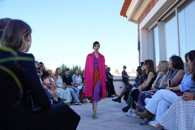 Lisbon Fashion Week in Lisboa, Portugal - 05 Oct 2025 A model walks the runway during Nuno Baltazar fashion show at ModaLisboa Base, Lisbon Fashion Week in Lisboa. Lisbon Portugal Copyright: xBrunoxdexCarvalhox xSOPAxImagesx brunodecarvalho_modalisboabase-3748