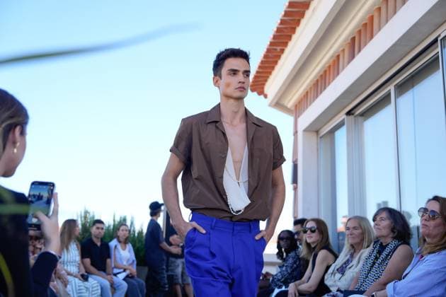 Lisbon Fashion Week in Lisboa, Portugal - 05 Oct 2025 A model walks the runway during Nuno Baltazar fashion show at ModaLisboa Base, Lisbon Fashion Week in Lisboa. Lisbon Portugal Copyright: xBrunoxdexCarvalhox xSOPAxImagesx brunodecarvalho_modalisboabase-3758