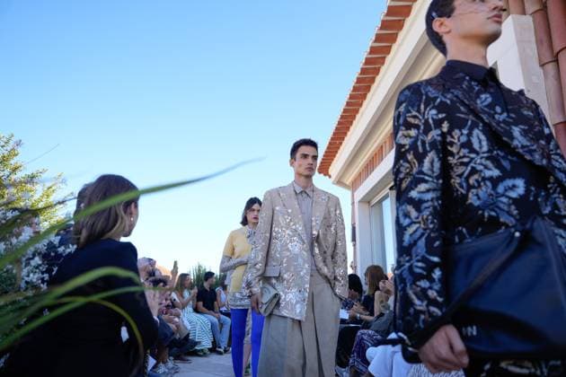 Lisbon Fashion Week in Lisboa, Portugal - 05 Oct 2025 A model walks the runway during Nuno Baltazar fashion show at ModaLisboa Base, Lisbon Fashion Week in Lisboa. Lisbon Portugal Copyright: xBrunoxdexCarvalhox xSOPAxImagesx brunodecarvalho_modalisboabase-3834