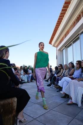 Lisbon Fashion Week in Lisboa, Portugal - 05 Oct 2025 A model walks the runway during Nuno Baltazar fashion show at ModaLisboa Base, Lisbon Fashion Week in Lisboa. Lisbon Portugal Copyright: xBrunoxdexCarvalhox xSOPAxImagesx brunodecarvalho_modalisboabase-3865