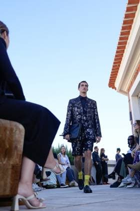 Lisbon Fashion Week in Lisboa, Portugal - 05 Oct 2025 A model walks the runway during Nuno Baltazar fashion show at ModaLisboa Base, Lisbon Fashion Week in Lisboa. Lisbon Portugal Copyright: xBrunoxdexCarvalhox xSOPAxImagesx brunodecarvalho_modalisboabase-3910