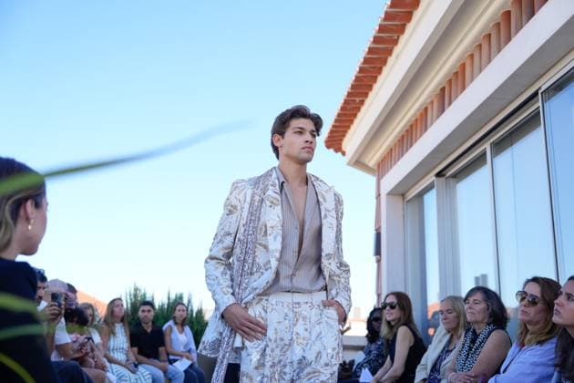 Lisbon Fashion Week in Lisboa, Portugal - 05 Oct 2025 A model walks the runway during Nuno Baltazar fashion show at ModaLisboa Base, Lisbon Fashion Week in Lisboa. Lisbon Portugal Copyright: xBrunoxdexCarvalhox xSOPAxImagesx brunodecarvalho_modalisboabase-3951