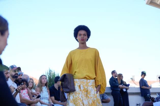 Lisbon Fashion Week in Lisboa, Portugal - 05 Oct 2025 A model walks the runway during Nuno Baltazar fashion show at ModaLisboa Base, Lisbon Fashion Week in Lisboa. Lisbon Portugal Copyright: xBrunoxdexCarvalhox xSOPAxImagesx brunodecarvalho_modalisboabase-4088