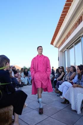 Lisbon Fashion Week in Lisboa, Portugal - 05 Oct 2025 A model walks the runway during Nuno Baltazar fashion show at ModaLisboa Base, Lisbon Fashion Week in Lisboa. Lisbon Portugal Copyright: xBrunoxdexCarvalhox xSOPAxImagesx brunodecarvalho_modalisboabase-4101