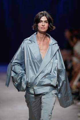 Lisbon Fashion Week in Lisboa, Portugal - 05 Oct 2025 A model walks the runway during Luis Carvalho fashion show at ModaLisboa Base, Lisbon Fashion Week in Lisboa. Lisbon Portugal Copyright: xBrunoxdexCarvalhox xSOPAxImagesx brunodecarvalho_modalisboabase-4702
