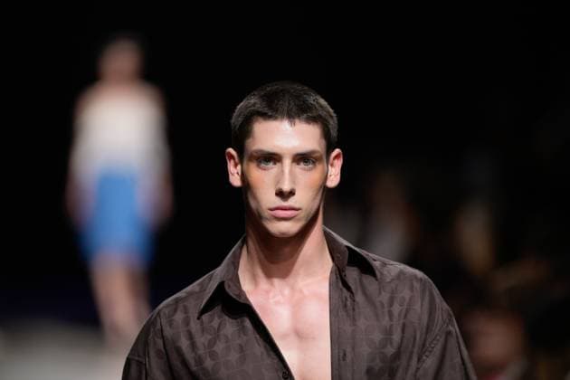 Lisbon Fashion Week in Lisboa, Portugal - 05 Oct 2025 A model walks the runway during Dino Alves fashion show at ModaLisboa Base, Lisbon Fashion Week in Lisboa. Lisbon Portugal Copyright: xBrunoxdexCarvalhox xSOPAxImagesx brunodecarvalho_modalisboabase-4834