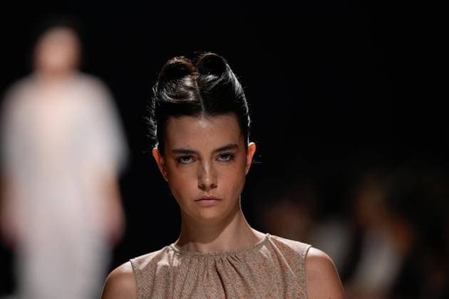Lisbon Fashion Week in Lisboa, Portugal - 05 Oct 2025 A model walks the runway during Dino Alves fashion show at ModaLisboa Base, Lisbon Fashion Week in Lisboa. Lisbon Portugal Copyright: xBrunoxdexCarvalhox xSOPAxImagesx brunodecarvalho_modalisboabase-4864