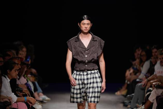 Lisbon Fashion Week in Lisboa, Portugal - 05 Oct 2025 A model walks the runway during Dino Alves fashion show at ModaLisboa Base, Lisbon Fashion Week in Lisboa. Lisbon Portugal Copyright: xBrunoxdexCarvalhox xSOPAxImagesx brunodecarvalho_modalisboabase-4889