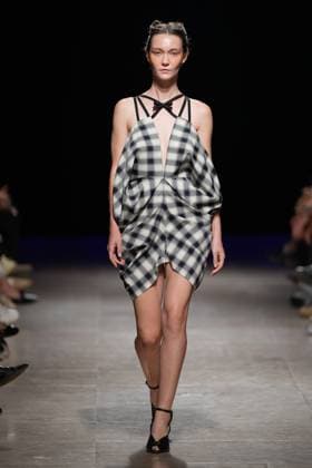 Lisbon Fashion Week in Lisboa, Portugal - 05 Oct 2025 A model walks the runway during Dino Alves fashion show at ModaLisboa Base, Lisbon Fashion Week in Lisboa. Lisbon Portugal Copyright: xBrunoxdexCarvalhox xSOPAxImagesx brunodecarvalho_modalisboabase-4909
