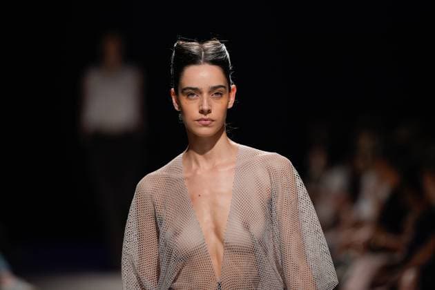 Lisbon Fashion Week in Lisboa, Portugal - 05 Oct 2025 A model walks the runway during Dino Alves fashion show at ModaLisboa Base, Lisbon Fashion Week in Lisboa. Lisbon Portugal Copyright: xBrunoxdexCarvalhox xSOPAxImagesx brunodecarvalho_modalisboabase-5135