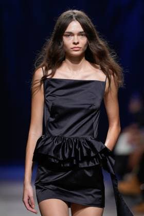 Lisbon Fashion Week in Lisboa, Portugal - 05 Oct 2025 A model walks the runway during Luis Carvalho fashion show at ModaLisboa Base, Lisbon Fashion Week in Lisboa. Lisbon Portugal Copyright: xBrunoxdexCarvalhox xSOPAxImagesx brunodecarvalho_modalisboabase-5265