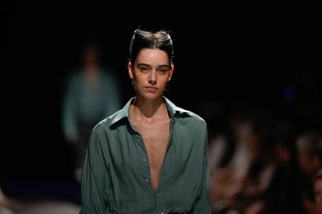Lisbon Fashion Week in Lisboa, Portugal - 05 Oct 2025 A model walks the runway during Dino Alves fashion show at ModaLisboa Base, Lisbon Fashion Week in Lisboa. Lisbon Portugal Copyright: xBrunoxdexCarvalhox xSOPAxImagesx brunodecarvalho_modalisboabase-5326