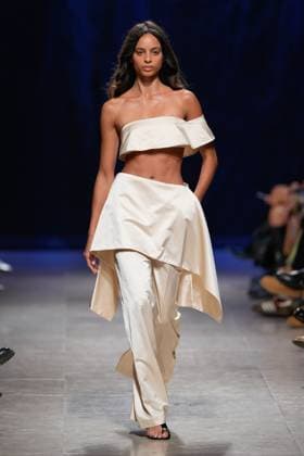 Lisbon Fashion Week in Lisboa, Portugal - 05 Oct 2025 A model walks the runway during Luis Carvalho fashion show at ModaLisboa Base, Lisbon Fashion Week in Lisboa. Lisbon Portugal Copyright: xBrunoxdexCarvalhox xSOPAxImagesx brunodecarvalho_modalisboabase-5328