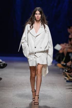 Lisbon Fashion Week in Lisboa, Portugal - 05 Oct 2025 A model walks the runway during Luis Carvalho fashion show at ModaLisboa Base, Lisbon Fashion Week in Lisboa. Lisbon Portugal Copyright: xBrunoxdexCarvalhox xSOPAxImagesx brunodecarvalho_modalisboabase-5451