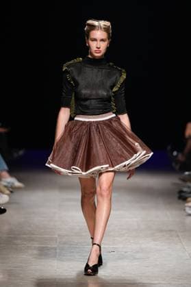 Lisbon Fashion Week in Lisboa, Portugal - 05 Oct 2025 A model walks the runway during Dino Alves fashion show at ModaLisboa Base, Lisbon Fashion Week in Lisboa. Lisbon Portugal Copyright: xBrunoxdexCarvalhox xSOPAxImagesx brunodecarvalho_modalisboabase-5336
