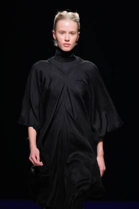October 5, 2025, Lisbon, Portugal: A model walks the runway during Dino Alves fashion show at ModaLisboa Base, Lisbon Fashion Week in Lisboa. Lisbon Portugal - ZUMAs197 20251005_aaa_s197_478 Copyright: xBrunoxdexCarvalhox
