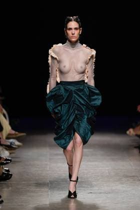 October 5, 2025, Lisbon, Portugal: A model walks the runway during Dino Alves fashion show at ModaLisboa Base, Lisbon Fashion Week in Lisboa. Lisbon Portugal - ZUMAs197 20251005_aaa_s197_465 Copyright: xBrunoxdexCarvalhox