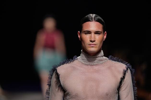 October 5, 2025, Lisbon, Portugal: A model walks the runway during Dino Alves fashion show at ModaLisboa Base, Lisbon Fashion Week in Lisboa. Lisbon Portugal - ZUMAs197 20251005_aaa_s197_469 Copyright: xBrunoxdexCarvalhox