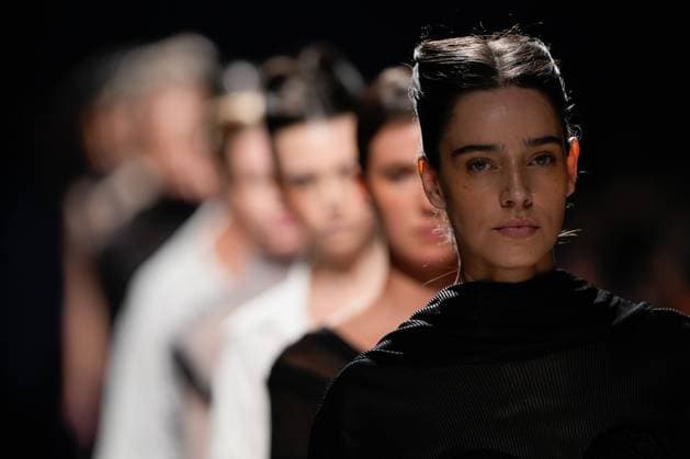 October 5, 2025, Lisbon, Portugal: A model walks the runway during Dino Alves fashion show at ModaLisboa Base, Lisbon Fashion Week in Lisboa. Lisbon Portugal - ZUMAs197 20251005_aaa_s197_497 Copyright: xBrunoxdexCarvalhox