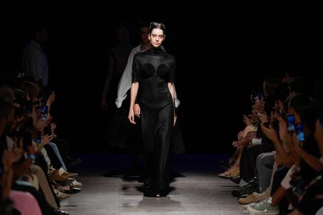 October 5, 2025, Lisbon, Portugal: A model walks the runway during Dino Alves fashion show at ModaLisboa Base, Lisbon Fashion Week in Lisboa. Lisbon Portugal - ZUMAs197 20251005_aaa_s197_508 Copyright: xBrunoxdexCarvalhox