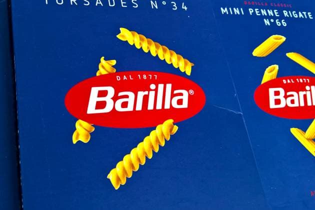 Barilla Pasta bzw Nudeln im Supermarkt. Barilla ist ein italienischer Nahrungsmittelkonzern mit Sitz in Parma, der Weltmarktführer im Pasta-Segment ist. Zum Barilla-Konzern gehören zahlreiche Lebensmittelmarken, die fast ausschliesslich im Bereich der Getreideprodukte angesiedelt sind - wie Nudeln, Brote, Keksgebäcke, Snacks. Mit Birkel und der Nudel-Sparte von Buitoni - beides Marken der italienischen Newlat Group, ist Barilla eines der drei grossen B, die in Deutschland etwa 25 Prozent des Nudelmarktes beherrschen *** Barilla pasta or noodles in the supermarket Barilla is an Italian food group based in Parma, which is the world market leader in the pasta segment The Barilla Group includes numerous food brands that are almost exclusive