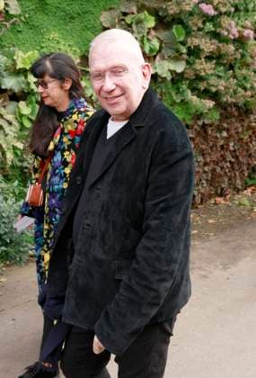 Jean Paul Gaultier arriving at the Jean Paul Gaultier fashion show during Paris Fashion Week, Womens Ready to Wear Spring Summer 2026 at the Musée du quai Branly in Paris, Sunday, October 5, 2025 Christophe Aubert via Bestimage Celebrities arriving at the Jean Paul Gaultier fashion show during Paris Fashion Week, Womens Ready to Wear Spring Summer 2026 at the Musée du quai Branly in Paris, Sunday, October 5, 2025 Paris France  Copyright: xChristophexAubertxviaxBestimagexChristophexAubertxviaxBestimagex