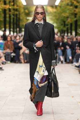 (251006) -- PARIS, Oct. 6, 2025 -- A model presents creations from the ready-to-wear Spring Summer 2026 collections by CELINE during the Paris Fashion Week in Paris, France, on Oct. 5, 2025. ( Handout via Xinhua) FRANCE-PARIS-FASHION WEEK-CELINE MeetEurope 
