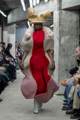 Défilé Comme des garcons Collection Femme Prêt à Porter Printemps Eté 2026 lors de la Fashion Week de Paris, le 4 octobre 2025 Comme des garcons Fashion Show Women Ready to Wear Spring Summer 2026 Collection , during Paris Fashion Week October 4th, 2025 Paris France  Copyright: xAgencex xBestimagexAgencex xBestimagex