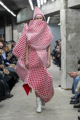 Défilé Comme des garcons Collection Femme Prêt à Porter Printemps Eté 2026 lors de la Fashion Week de Paris, le 4 octobre 2025 Comme des garcons Fashion Show Women Ready to Wear Spring Summer 2026 Collection , during Paris Fashion Week October 4th, 2025 Paris France  Copyright: xAgencex xBestimagexAgencex xBestimagex
