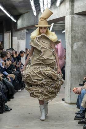 Défilé Comme des garcons Collection Femme Prêt à Porter Printemps Eté 2026 lors de la Fashion Week de Paris, le 4 octobre 2025 Comme des garcons Fashion Show Women Ready to Wear Spring Summer 2026 Collection , during Paris Fashion Week October 4th, 2025 Paris France  Copyright: xAgencex xBestimagexAgencex xBestimagex