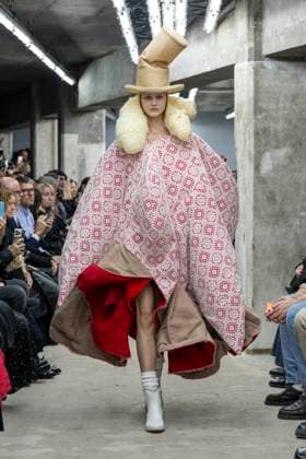 Défilé Comme des garcons Collection Femme Prêt à Porter Printemps Eté 2026 lors de la Fashion Week de Paris, le 4 octobre 2025 Comme des garcons Fashion Show Women Ready to Wear Spring Summer 2026 Collection , during Paris Fashion Week October 4th, 2025 Paris France  Copyright: xAgencex xBestimagexAgencex xBestimagex