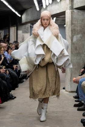 Défilé Comme des garcons Collection Femme Prêt à Porter Printemps Eté 2026 lors de la Fashion Week de Paris, le 4 octobre 2025 Comme des garcons Fashion Show Women Ready to Wear Spring Summer 2026 Collection , during Paris Fashion Week October 4th, 2025 Paris France  Copyright: xAgencex xBestimagexAgencex xBestimagex