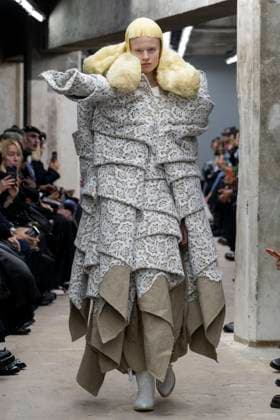 Défilé Comme des garcons Collection Femme Prêt à Porter Printemps Eté 2026 lors de la Fashion Week de Paris, le 4 octobre 2025 Comme des garcons Fashion Show Women Ready to Wear Spring Summer 2026 Collection , during Paris Fashion Week October 4th, 2025 Paris France  Copyright: xAgencex xBestimagexAgencex xBestimagex