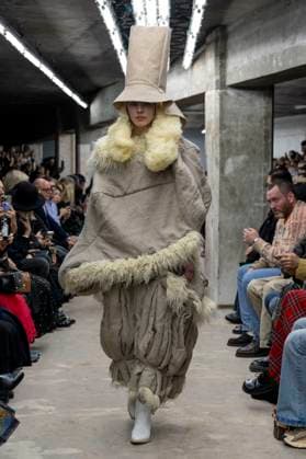 Défilé Comme des garcons Collection Femme Prêt à Porter Printemps Eté 2026 lors de la Fashion Week de Paris, le 4 octobre 2025 Comme des garcons Fashion Show Women Ready to Wear Spring Summer 2026 Collection , during Paris Fashion Week October 4th, 2025 Paris France  Copyright: xAgencex xBestimagexAgencex xBestimagex