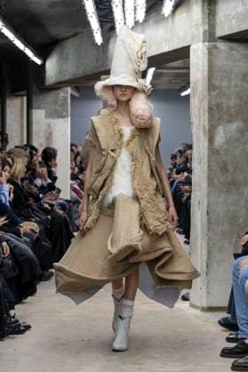 Défilé Comme des garcons Collection Femme Prêt à Porter Printemps Eté 2026 lors de la Fashion Week de Paris, le 4 octobre 2025 Comme des garcons Fashion Show Women Ready to Wear Spring Summer 2026 Collection , during Paris Fashion Week October 4th, 2025 Paris France  Copyright: xAgencex xBestimagexAgencex xBestimagex
