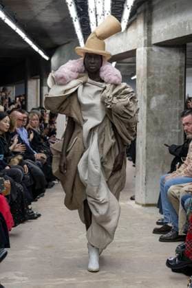 Défilé Comme des garcons Collection Femme Prêt à Porter Printemps Eté 2026 lors de la Fashion Week de Paris, le 4 octobre 2025 Comme des garcons Fashion Show Women Ready to Wear Spring Summer 2026 Collection , during Paris Fashion Week October 4th, 2025 Paris France  Copyright: xAgencex xBestimagexAgencex xBestimagex