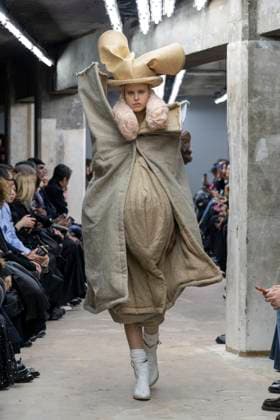 Défilé Comme des garcons Collection Femme Prêt à Porter Printemps Eté 2026 lors de la Fashion Week de Paris, le 4 octobre 2025 Comme des garcons Fashion Show Women Ready to Wear Spring Summer 2026 Collection , during Paris Fashion Week October 4th, 2025 Paris France  Copyright: xAgencex xBestimagexAgencex xBestimagex