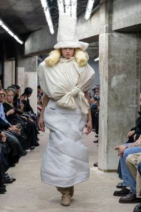 Défilé Comme des garcons Collection Femme Prêt à Porter Printemps Eté 2026 lors de la Fashion Week de Paris, le 4 octobre 2025 Comme des garcons Fashion Show Women Ready to Wear Spring Summer 2026 Collection , during Paris Fashion Week October 4th, 2025 Paris France  Copyright: xAgencex xBestimagexAgencex xBestimagex