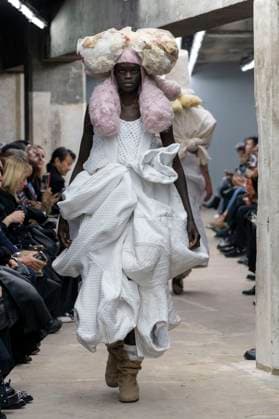 Défilé Comme des garcons Collection Femme Prêt à Porter Printemps Eté 2026 lors de la Fashion Week de Paris, le 4 octobre 2025 Comme des garcons Fashion Show Women Ready to Wear Spring Summer 2026 Collection , during Paris Fashion Week October 4th, 2025 Paris France  Copyright: xAgencex xBestimagexAgencex xBestimagex