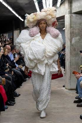 Défilé Comme des garcons Collection Femme Prêt à Porter Printemps Eté 2026 lors de la Fashion Week de Paris, le 4 octobre 2025 Comme des garcons Fashion Show Women Ready to Wear Spring Summer 2026 Collection , during Paris Fashion Week October 4th, 2025 Paris France  Copyright: xAgencex xBestimagexAgencex xBestimagex